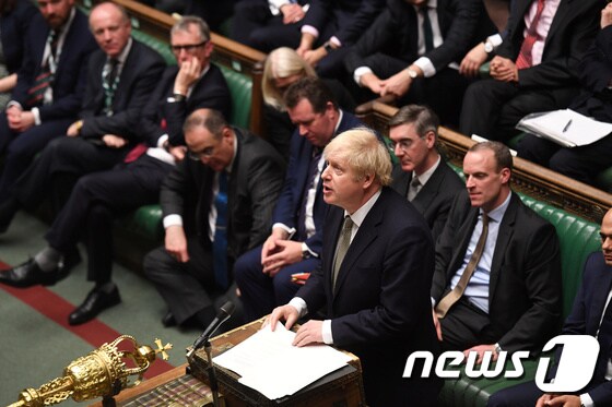 보리스 존슨 영국 총리가 19일(현지시간) 영국 하원에서 여왕 연설에 대한 논의를 진행하고 있다. © 로이터=뉴스1