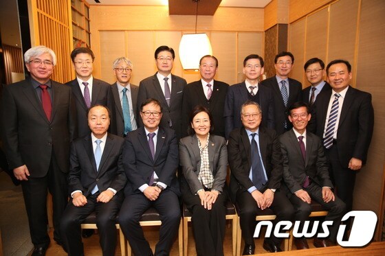 박영선 장관이 중소벤처기업부 산하 공공기관장들과 만찬을 갖고 기념사진을 찍고 있다.(참석자 제공)© 뉴스1