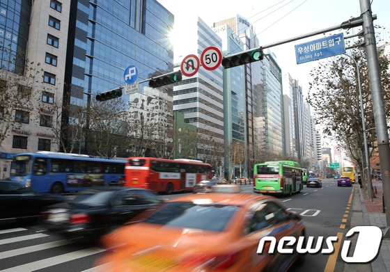 서울 강남대로에 자동차 제한속도 50km를 알리는 표지판이 설치돼 있다. 2019.12.22/뉴스1 © News1 신웅수 기자