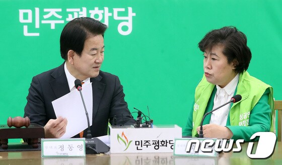 4월15일 총선에서 5선에 도전하는 정동영 민주평화당 대표와 조배숙 의원이 이야기를 나누고 있다./뉴스1 © News1 임세영 기자