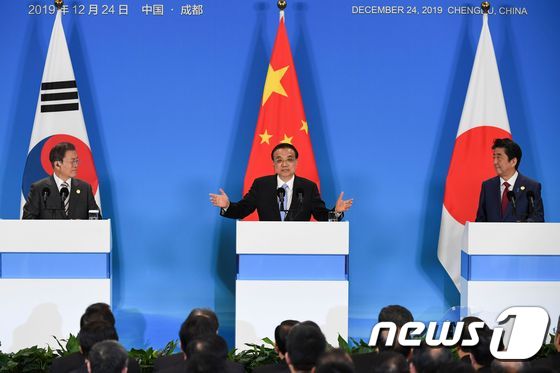 한중일 정상회담을 마친 문재인 대통령과 아베 일본 총리, 리커창 중국 총리가 24일(현지시간) 쓰촨성 청두 세기성 국제회의센터에서 공동 언론발표를 하고 있다. © AFP=뉴스1 © News1 이동원 기자