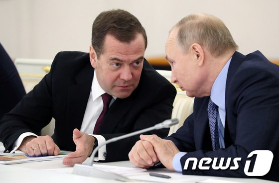 블라디미르 푸틴 러시아 대통령r과 드미트리 메드베데프 총리. © 로이터=뉴스1  