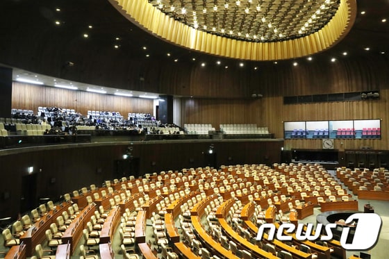 텅빈 본회의장/뉴스1 © News1 민경석 기자