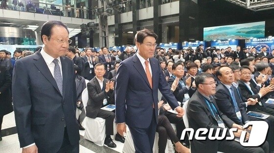 최정우 포스코 회장이 성과공유의 장 행사에 입장하고 있다. © 뉴스1 김동규 기자