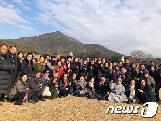 전북 익산시가 3일 4대 종교인들과 함께하는 역사탐방 프로그램을 진행한 가운데 참여자들이 미륵사지에서 기념사진을 찍고 있다.(익산시 제공)2019.12.3/뉴스1 © News1