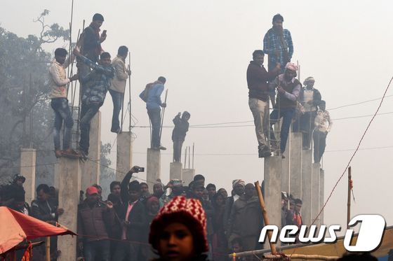 3일(현지시간) 열린 가디마이 축제 도살극을 곁에서 지켜보고 있는 관중들. © AFP=뉴스1