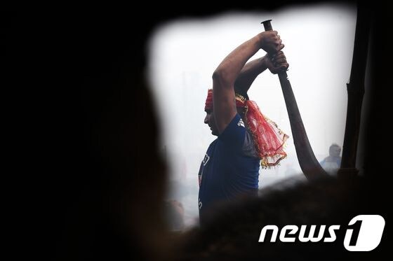 3일(현지시간) 가디마이 축제에서 한 남성이 마체테를 휘두르고 있다.    © AFP=뉴스1
