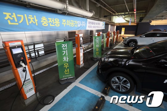 서울의 한 대형 쇼핑몰에 마련된 전기차 충전소 모습. /뉴스1 DB © News1 민경석 기자