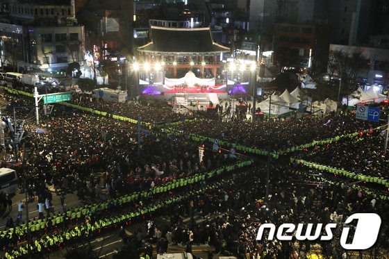 지난 2019년 12월31일 오후 서울 종로구 보신각 앞에서 시민들이 '2019 제야(除夜)의종 타종행사'를 기다리고 있다. 2019.12.31/뉴스1 © News1 황기선 기자