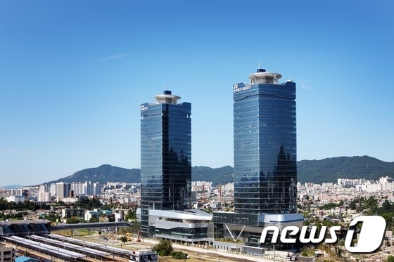 한국철도시설공단은 열차 이용객 및 교통약자가 역사 편의시설을 쉽게 이용할 수 있도록 모바일 앱 개발 등 아이디어 공모전을 개최한다. 사진은 한국철도시설공단 사옥. © 뉴스1