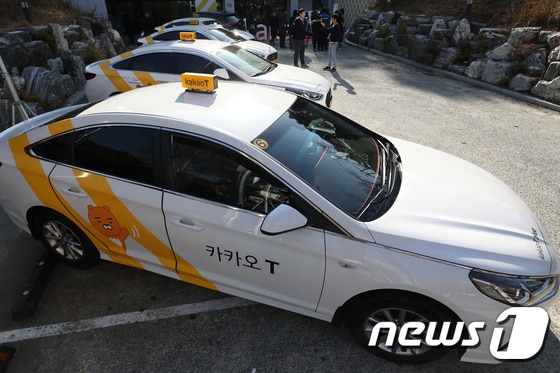 카카오 택시가 대구 수성구 DGT모빌리티 주차장에 전시돼 있다. 2019.12.4/뉴스1 © News1 공정식 기자