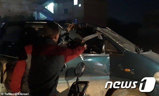 '닌자 미사일' 공격을 받은 것으로 보이는 미니 밴 피습 차량. (트위터) © 뉴스1