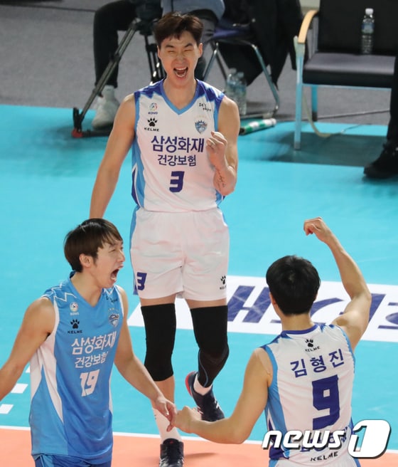 박철우(가운데)가 한국전력 유니폼으로 갈아 입었다. 2019.12.4/뉴스1 © News1 주기철 기자