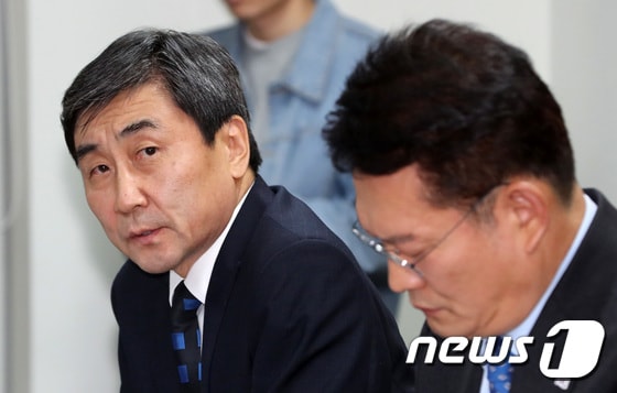 회의에서 발언하는 이종걸 더불어민주당 의원(왼쪽). © News1 이종덕 기자