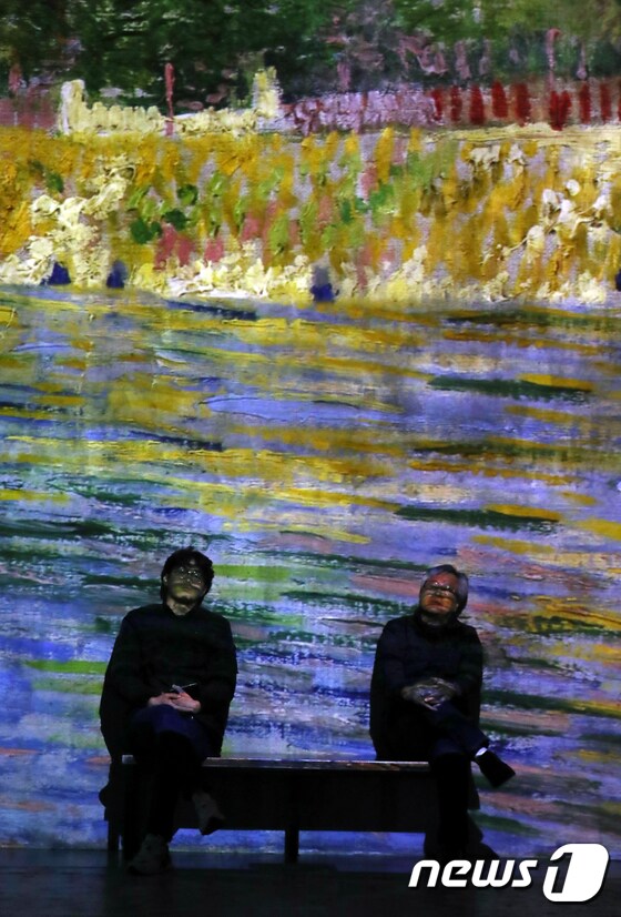 6일 오전 제주 서귀포시 성산읍 빛의 벙커에서 개막한 반 고흐 전을 찾은 관람객들이 작품을 감상하고 있다.2019.12.6/뉴스1 © News1 오현지 기자