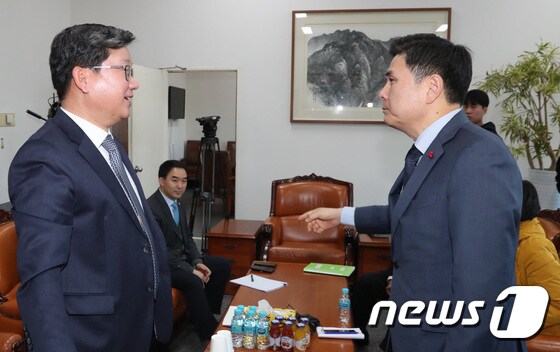 지상욱 바른미래당 의원이 6일 서울 여의도 국회 운영위원장실에서 예산안에 대해 논의 중인 4+1예산 협의체를 찾아가 항의하고 있다. 지상욱 의원은 