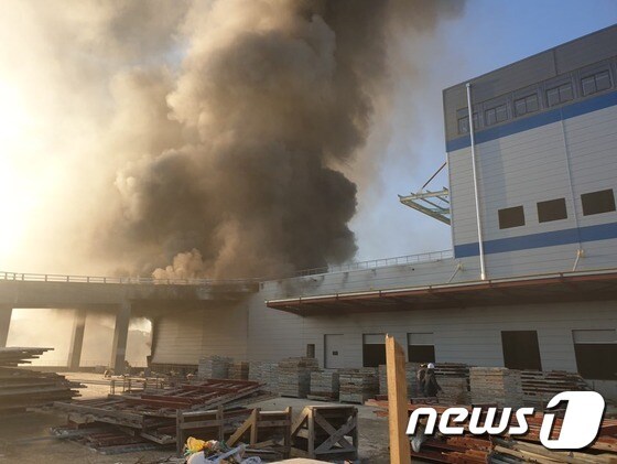 용인 남사물류센터 신축공사장 화재 완진…"인명피해 없어"