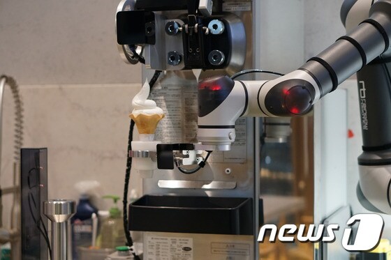 카닥일산주유소 카페 '온더로드'에 설치된 협동로봇 (카닥 제공) © 뉴스1