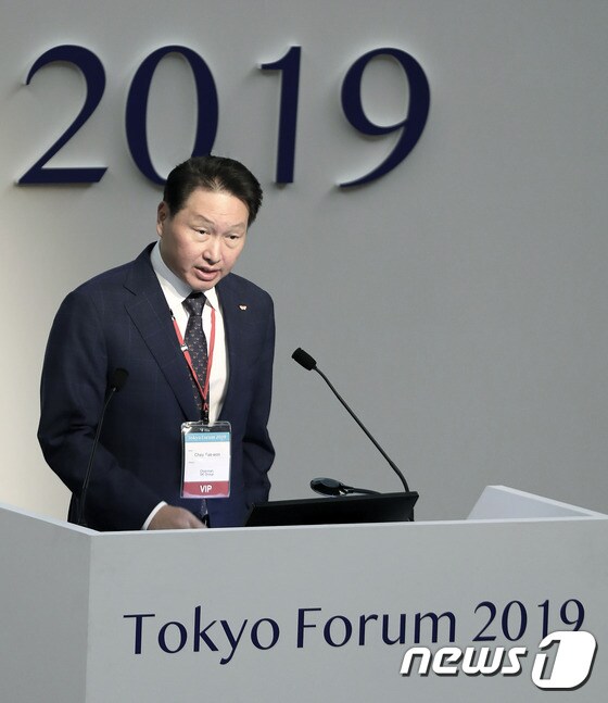최태원 SK그룹 회장이 6일 일본 도쿄대에서 열린 '도쿄 포럼 2019'에서 개막연설을 하고 있다.© 뉴스1