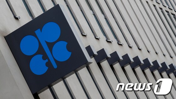 오스트리아 빈에 위치한 석유수출국기구(OPEC) 건물 외부에 붙어 있는 로고. © 로이터=뉴스1