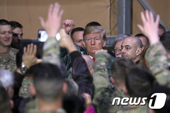 이라크 아인알아사드 공군기지를 방문했던 도널드 트럼프 미국 대통령. <자료사진> © 로이터=뉴스1