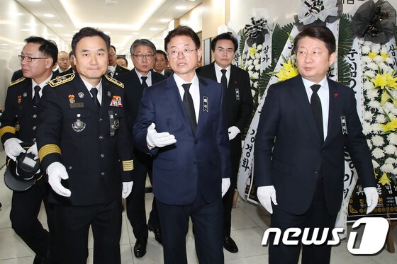 순직 소방대원 조문하는 이철우 경북지사·권영진 대구시장