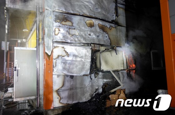 7일 오전 3시 51분쯤 인천시 가좌동의 한 식품 유통공장에서 화재가 발생했다.(인천서부소방서 제공)/뉴스1 © News1 정진욱 기자