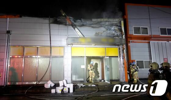 7일 오전 3시 51분쯤 인천시 가좌동의 한 식품 유통공장에서 화재가 발생했다.소방대원들이 화재를 진압하고 있다.(인천서부소방서 제공)/뉴스1© News1 정진욱 기자