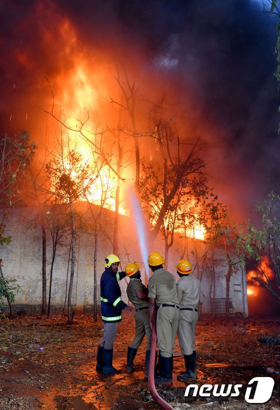 지난 2월13일(현지시간) 인도 남부 카르나타카주 방갈로르시 외곽에 위치한 한 페인트 공장에서 대형화재가 발생해 소방대원들이 불을 끄고 있다. (자료사진) © AFP=뉴스1