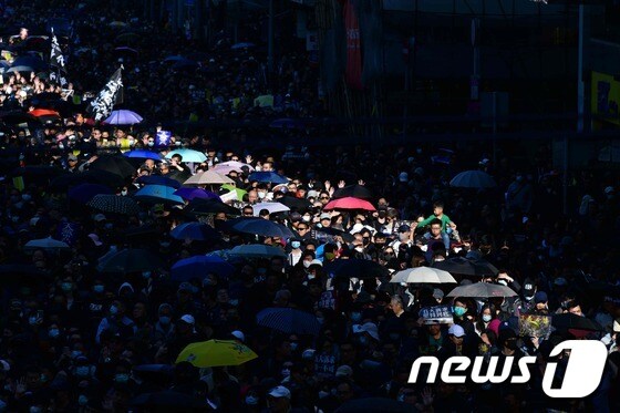 8일 오후 홍콩 빅토리아공원에서 열린 집회에 참가한 홍콩 시민들이 도심 센트럴에 모여있다. © AFP=뉴스1 © News1 이동원 기자