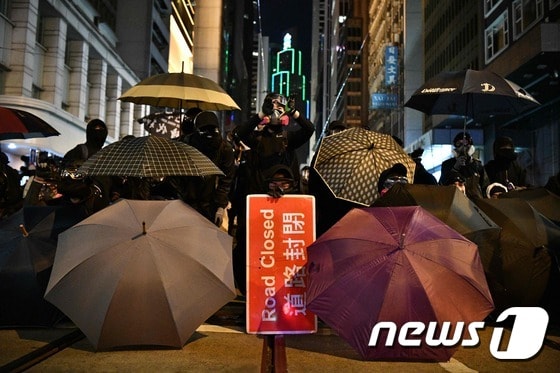 8일 홍콩 금융 중심가 센트럴에서 우산으로 바리케이드를 친 시위대. © AFP=뉴스1