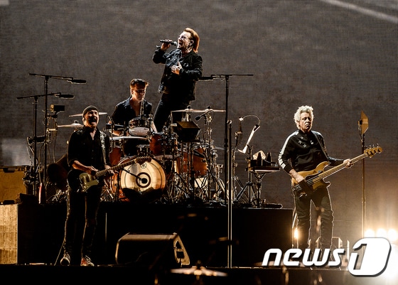 아일랜드 출신의 전설적인 록밴드 U2가 8일 오후 서울 구로구 고척스카이돔에서 첫 번째 내한공연을 갖고 있다. 이는 1976년 밴드 결성 이후 43년 만에 성사된 것으로, 단 1회 공연으로 진행된다. (라이브네이션 코리아 제공)2019.12.8/뉴스1