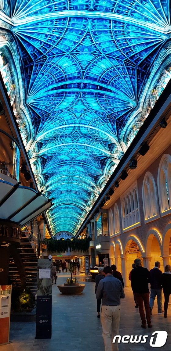 초대형 크루즈선 '그란디오사'(Grandiosa)호 내부 갤러리아 천장에 설치된 삼성전자 초대형 스마트 LED 사이니지로 면적 580㎡, 길이 93m에 달한다. (삼성전자 제공)2019.12.09/뉴스1 © 뉴스1