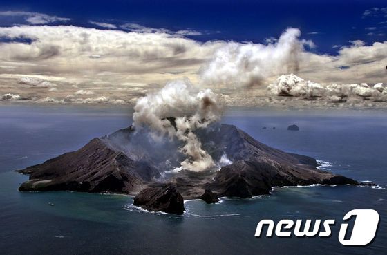 뉴질랜드 화이트아일랜드 화산이 9일 오후(현지시간) 갑자기 폭발했다. © AFP=뉴스1