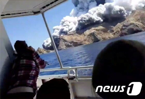 뉴질랜드 북섬 동해안에 있는 화이트섬에서 화산이 폭발해 최소 5명이 숨졌다. © 로이터=뉴스1
