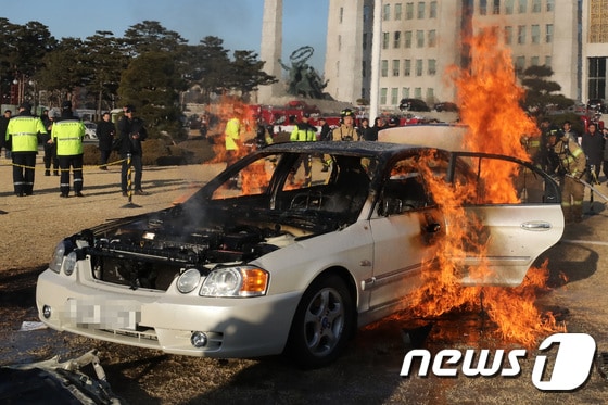 1일 오전 8시52분쯤 서울 영등포구 국회의사당 앞 잔디마당에서 승용차에 화재가 발생했다. 2019.2.1/뉴스1 © News1 임세영 기자