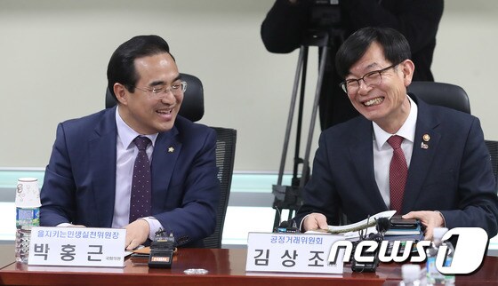 박홍근 더불어민주당 의원과 김상조 공정거래위원장. © News1 임세영 기자