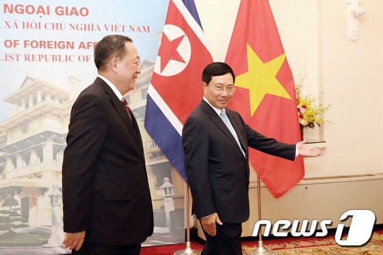 팜 빈 민 베트남 부총리 겸 외교장관(오른쪽)이 작년 11월30일 하노이에서 열린 리용호 북한 외무상과의 회담에 앞서 기념사진을 찍은 뒤 회담장으로 향하고 있다. © AFP=뉴스1