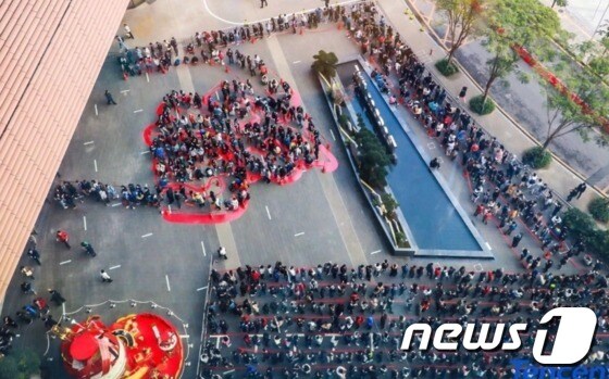 텐센트 직원들이 선전에 있는 본사 앞에서 회장으로부터 홍바오를 직접 받기 위해 장사진을 치고 있다. © AFP=뉴스1