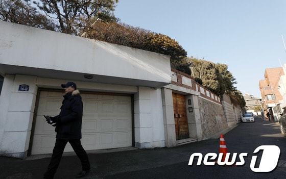 서울 서대문구 연희동 전두환 전 대통령 자택 앞에서 경찰이 경비근무를 서고 있다. © News1 박세연 기자