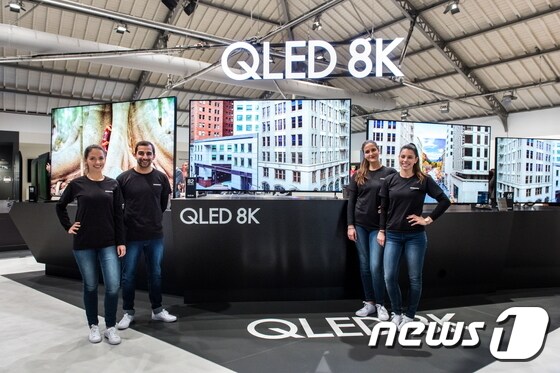 삼성전자 모델이 2019년형 'QLED 8K' 제품을 소개하고 있다./뉴스1 © News1