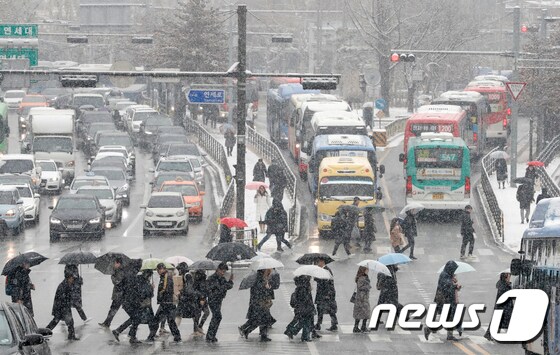 15일 오전 서울 서대문구 연세대학교 앞에서 시민들이 발걸음을 재촉하고 있다. 2019.2.15/뉴스1 © News1 이승배 기자