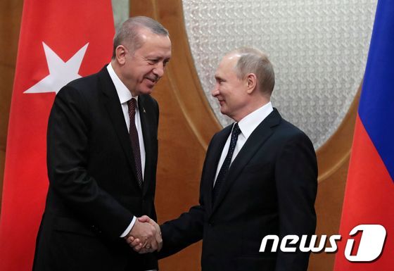 <br />블라디미르 푸틴 러시아 대통령(우)과 레제프 타이이프 에르도안 터키 대통령. © AFP=뉴스1 © News1 우동명 기자