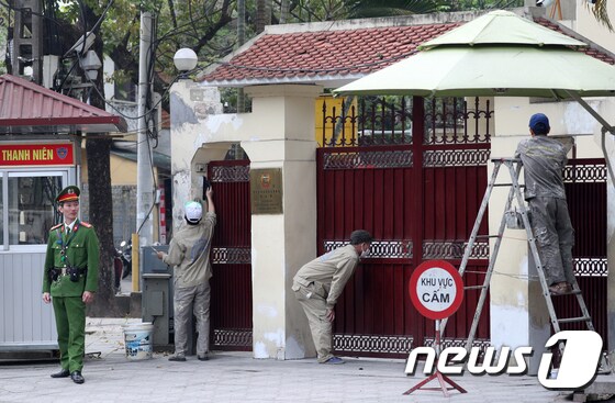 15일 베트남 하노이에 위치한 주베트남북한대사관에서 관계자들이 외벽 보수작업을 하고 있다. 제2차 북미정상회담은 오는 27~28일 하노이에서 열릴 예정이다. 2019.2.15/뉴스1 © News1 안은나 기자
