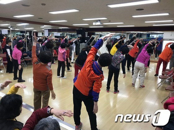 서울 강서구 어르신 아카데미에 참여한 주민들이 실버 에어로빅을 하고 있다. (강서구 제공) © 뉴스1