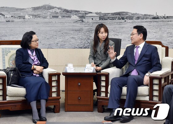 박남춘 시장(오른쪽)이 15일 아미다 UNESCAP 사무총장과 만나 환담을 나누고 있다.(인천시 제공)© 뉴스1