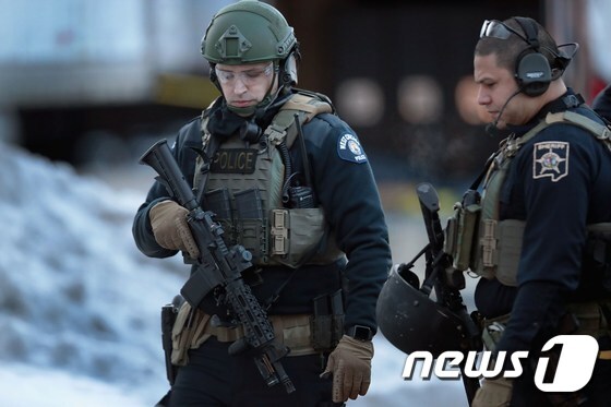 미국 일리노이 주 도시 오로라에서 발생한 총격 현장에 출동한 경찰. © AFP=뉴스1