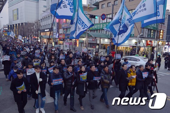 광주 도심 행진하는 '5·18망언' 규탄 집회 참석자