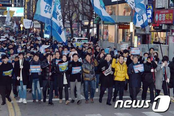 광주 도심 행진하는 '5·18 망언' 규탄대회 참석자들