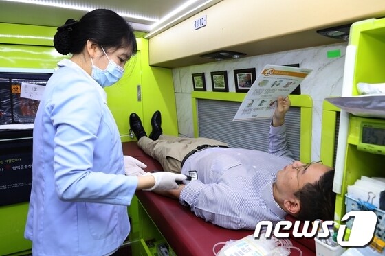 한화토탈은 동절기 국가적 혈액수급 부족에 도움이 되고자 18일 대산공장과 서울사무소에서 헌혈행사를 개최했다. 사진은 헌혈행사에 참여한 한화토탈 직원. © 뉴스1